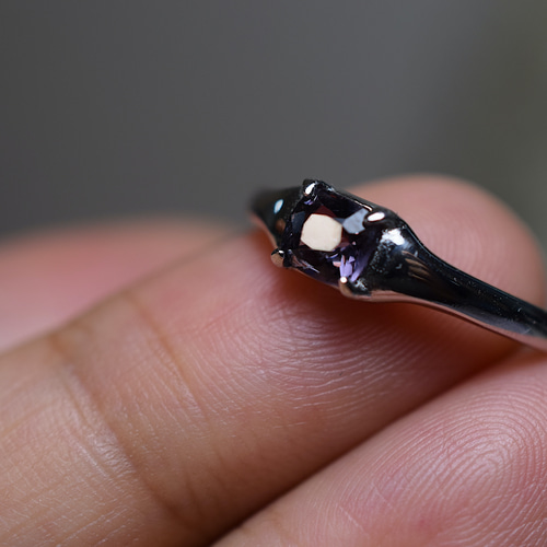 RS7-73シルバー非加熱宝石質紫の光沢を見える濡羽色スピネル リング