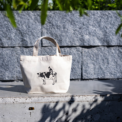 【刺繍】牛さんと牛柄ネコさんのミニトートバッグ（ナチュラル）｜ランチバッグ・マチあり｜猫・動物モチーフ｜ギフトにも♪ 7枚目の画像