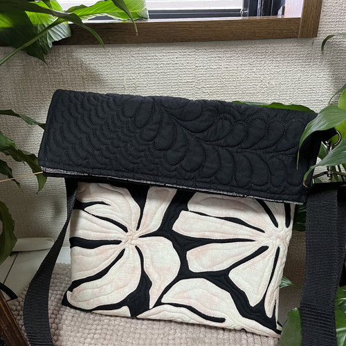 ハワイアンキルトバック 大きめ(グレーモンステラ)ハワイアンキルト