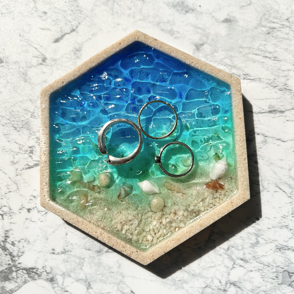 海の小皿 海辺 波紋　ビーチ　老眼鏡　レジンアート　敬老の日　父の日　沖縄　什器　アクセサリー　レジンアート 1枚目の画像