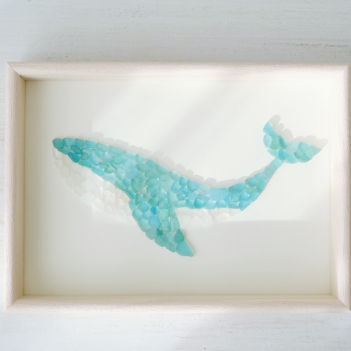 シーグラスアート『 .。.:*Summer.。.:*』 のびのびと泳ぐクジラの姿が お部屋に心地よい景色をつくって