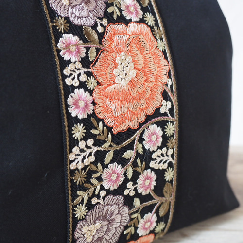ブラック 鶴刺繍 がま口バッグ ブーケ刺繍スクエアがま口バッグ（ハンドバッグ）｜an another angelus