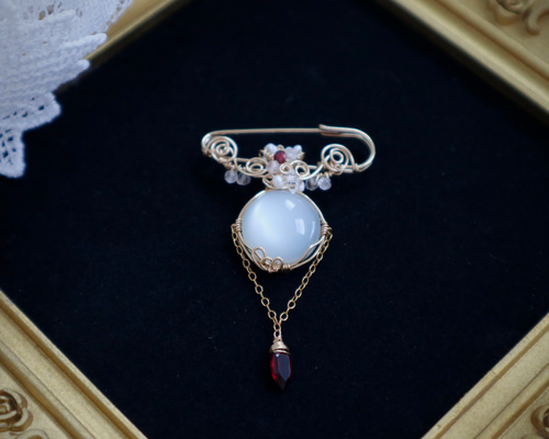 映し鏡』〜ムーンストーンのアンティーク風ブローチ〜 14kgfワイヤー