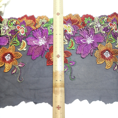 ハンドメイド 手刺繍 ブラウン 椿 花柄 4つ割れ 手編みレース縁取り のれん ハンドメイド 手刺繍 ブラウン 椿 花柄 4つ割れ 手編みレース縁取り