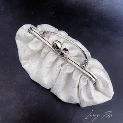 新作貝殻シリーズ♡シェルの輝きシルバーホワイト♡上品な大人シルク混の気品漂うフォーマルバッグ　パーティーバッグミニバッグ 10枚目の画像