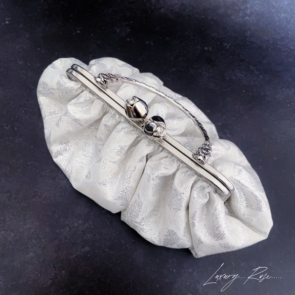 新作貝殻シリーズ♡シェルの輝きシルバーホワイト♡上品な大人シルク混の気品漂うフォーマルバッグ　パーティーバッグミニバッグ 10枚目の画像