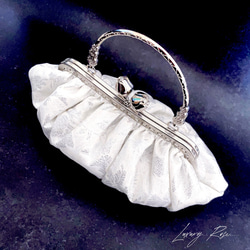 新作貝殻シリーズ♡シェルの輝きシルバーホワイト♡上品な大人シルク混の気品漂うフォーマルバッグ　パーティーバッグミニバッグ 4枚目の画像