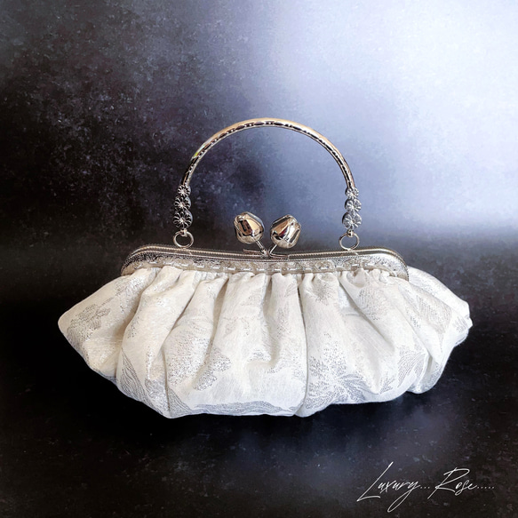 新作貝殻シリーズ♡シェルの輝きシルバーホワイト♡上品な大人シルク混の気品漂うフォーマルバッグ　パーティーバッグミニバッグ 5枚目の画像