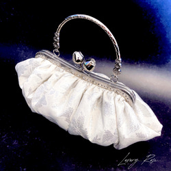 新作貝殻シリーズ♡シェルの輝きシルバーホワイト♡上品な大人シルク混の気品漂うフォーマルバッグ　パーティーバッグミニバッグ 3枚目の画像