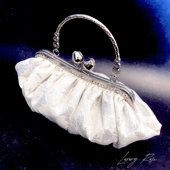 新作貝殻シリーズ♡シェルの輝きシルバーホワイト♡上品な大人シルク混の気品漂うフォーマルバッグ　パーティーバッグミニバッグ 3枚目の画像