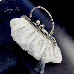 新作貝殻シリーズ♡シェルの輝きシルバーホワイト♡上品な大人シルク混の気品漂うフォーマルバッグ　パーティーバッグミニバッグ 2枚目の画像