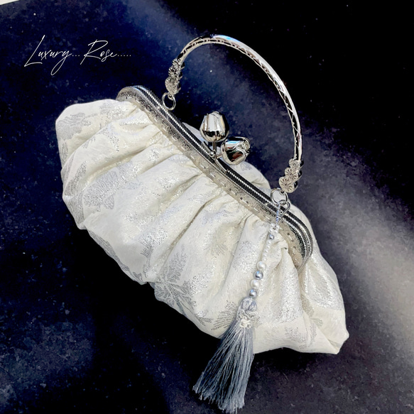 新作貝殻シリーズ♡シェルの輝きシルバーホワイト♡上品な大人シルク混の気品漂うフォーマルバッグ　パーティーバッグミニバッグ 2枚目の画像