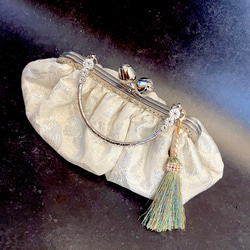 新作貝殻シリーズ♡シェルの輝きシルバーホワイト♡上品な大人シルク混の気品漂うフォーマルバッグ　パーティーバッグミニバッグ 16枚目の画像