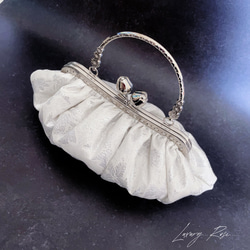新作貝殻シリーズ♡シェルの輝きシルバーホワイト♡上品な大人シルク混の気品漂うフォーマルバッグ　パーティーバッグミニバッグ 8枚目の画像