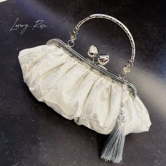 新作貝殻シリーズ♡シェルの輝きシルバーホワイト♡上品な大人シルク混の気品漂うフォーマルバッグ　パーティーバッグミニバッグ 20枚目の画像