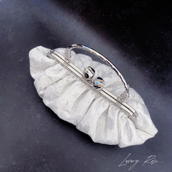 新作貝殻シリーズ♡シェルの輝きシルバーホワイト♡上品な大人シルク混の気品漂うフォーマルバッグ　パーティーバッグミニバッグ 7枚目の画像