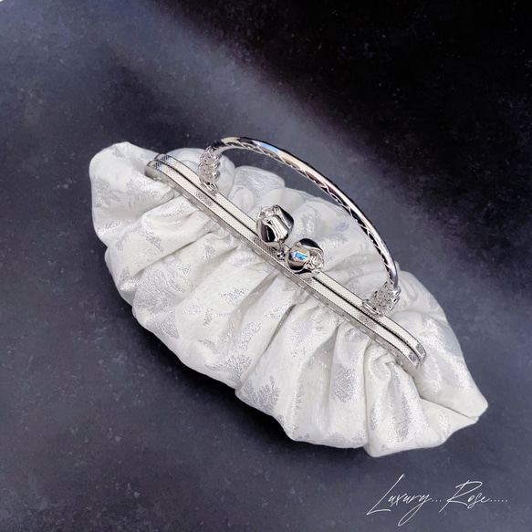 新作貝殻シリーズ♡シェルの輝きシルバーホワイト♡上品な大人シルク混の気品漂うフォーマルバッグ　パーティーバッグミニバッグ 7枚目の画像