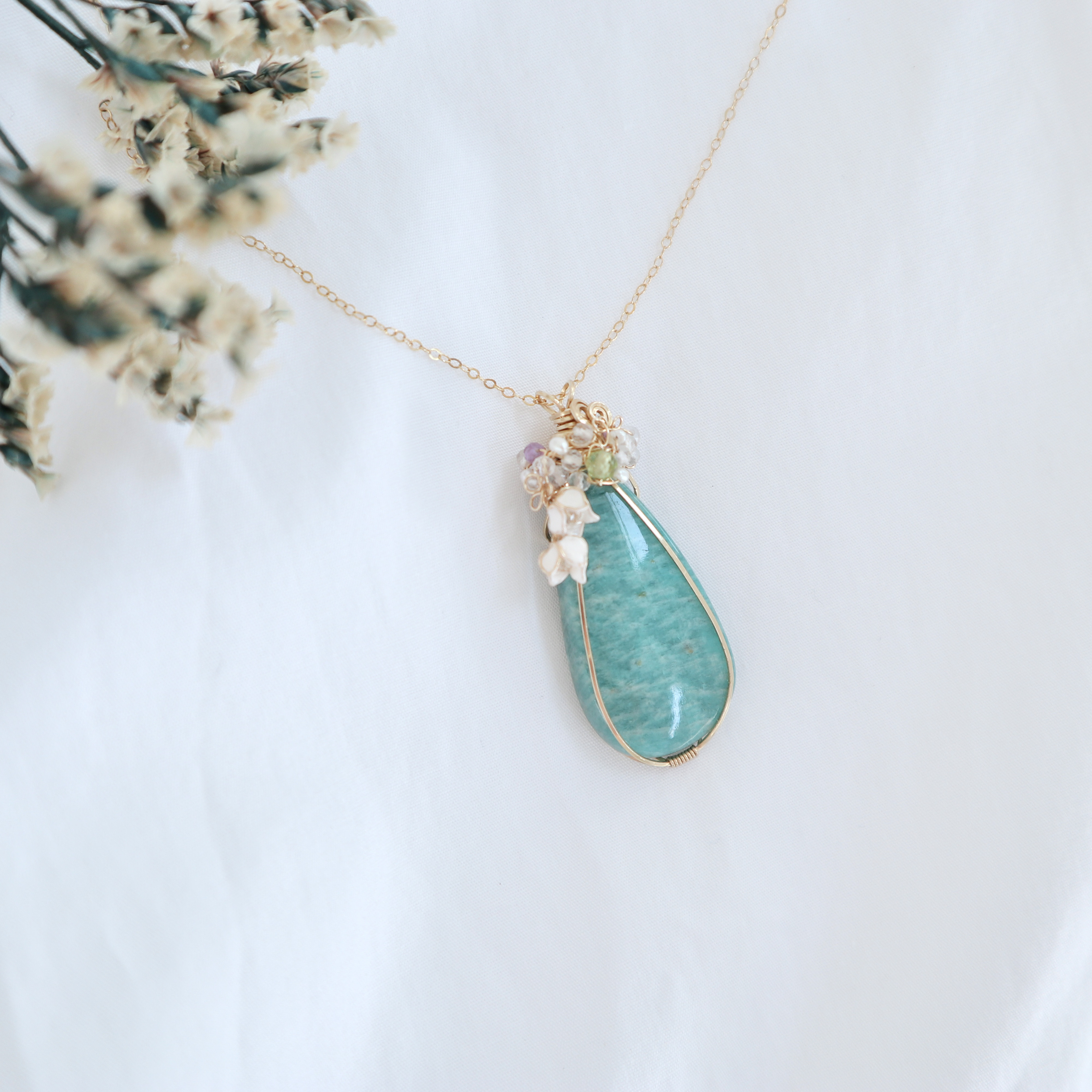 『可能性』〜花飾りアマゾナイトのペンダント〜　14kgfワイヤージュエリー