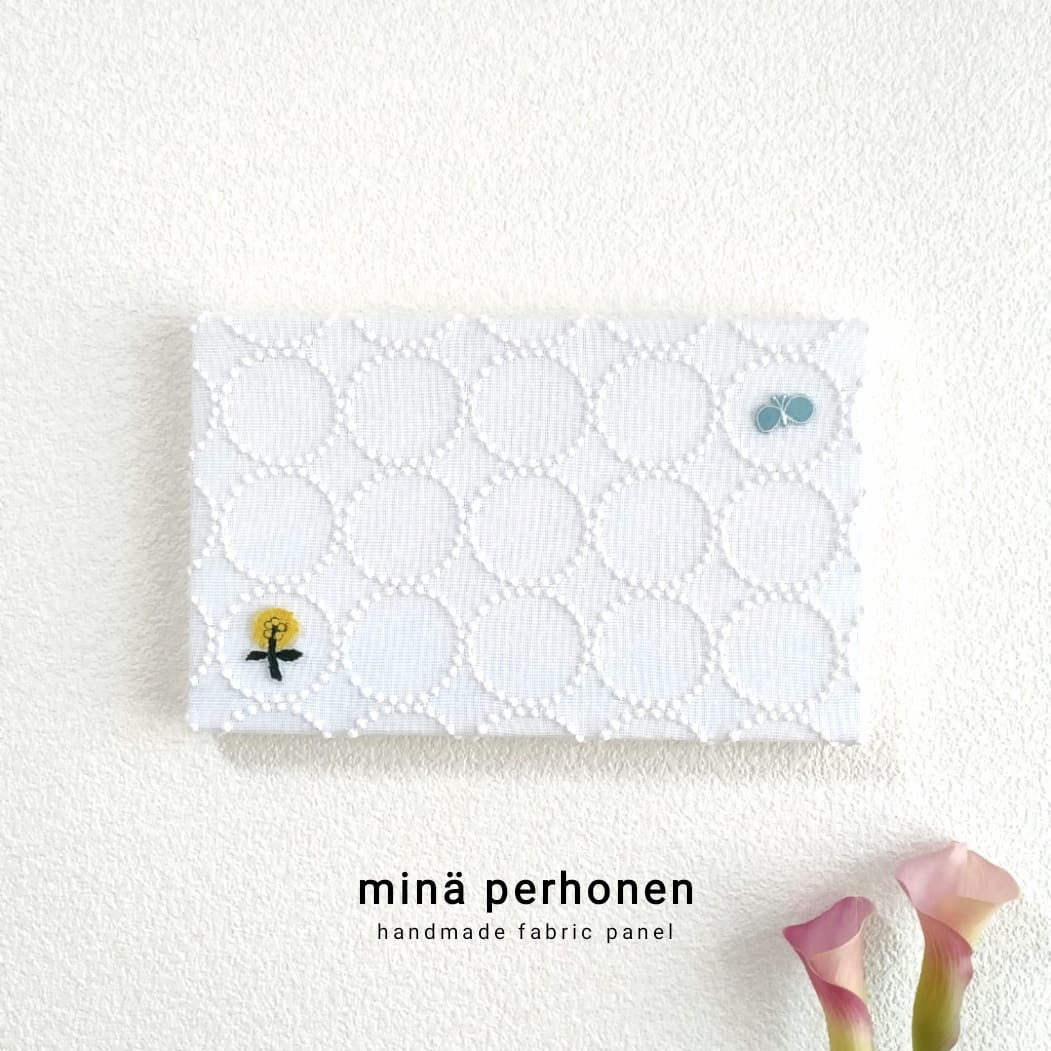 ファブリックパネル　ミナペルホネン　タンバリン　チョウチョ　スキップ　プレゼント　北欧風　インテリア　白