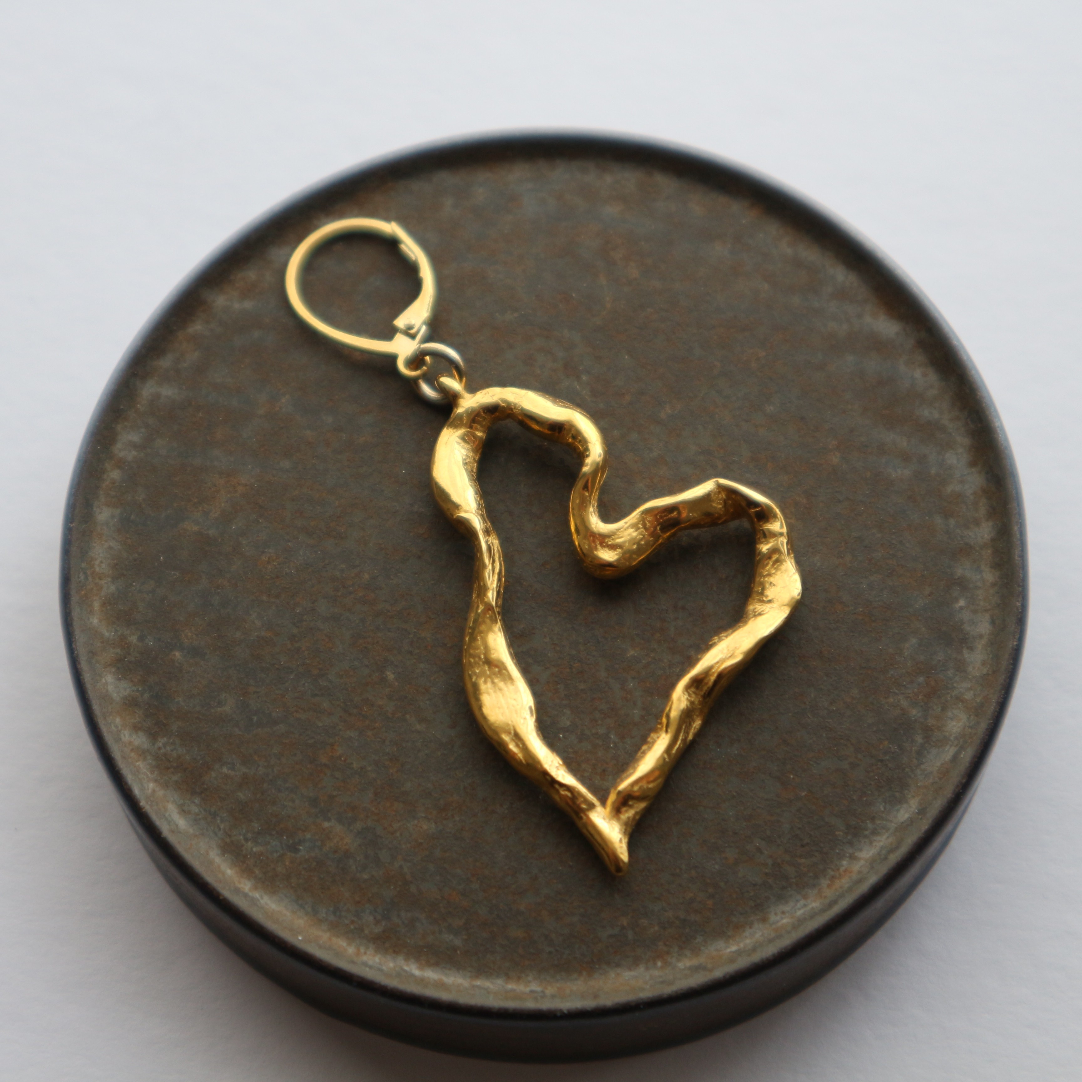 【片耳】 ゆらめくハートの耳飾り