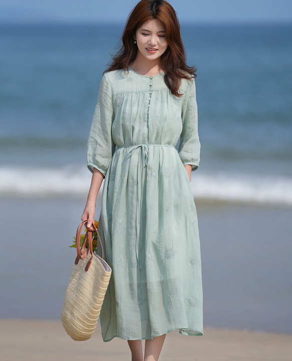 ラミー/麻刺繡生地　ふんわりシルエットのロングワンピース　ポケット付き　裏地付き【春夏秋】ミントグリーン 2枚目の画像