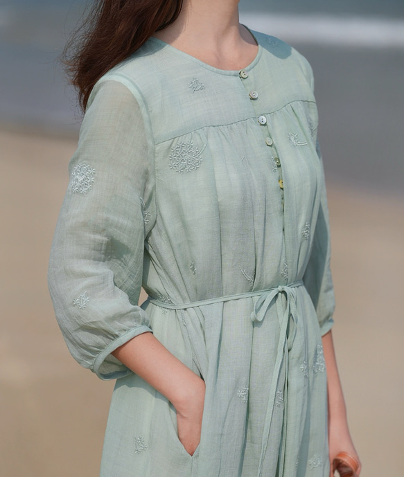 ラミー/麻刺繡生地　ふんわりシルエットのロングワンピース　ポケット付き　裏地付き【春夏秋】ミントグリーン 4枚目の画像