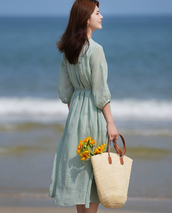 ラミー/麻刺繡生地　ふんわりシルエットのロングワンピース　ポケット付き　裏地付き【春夏秋】ミントグリーン 3枚目の画像