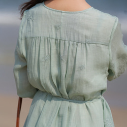 ラミー/麻刺繡生地　ふんわりシルエットのロングワンピース　ポケット付き　裏地付き【春夏秋】ミントグリーン 5枚目の画像