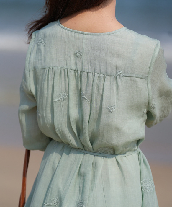 ラミー/麻刺繡生地　ふんわりシルエットのロングワンピース　ポケット付き　裏地付き【春夏秋】ミントグリーン 5枚目の画像