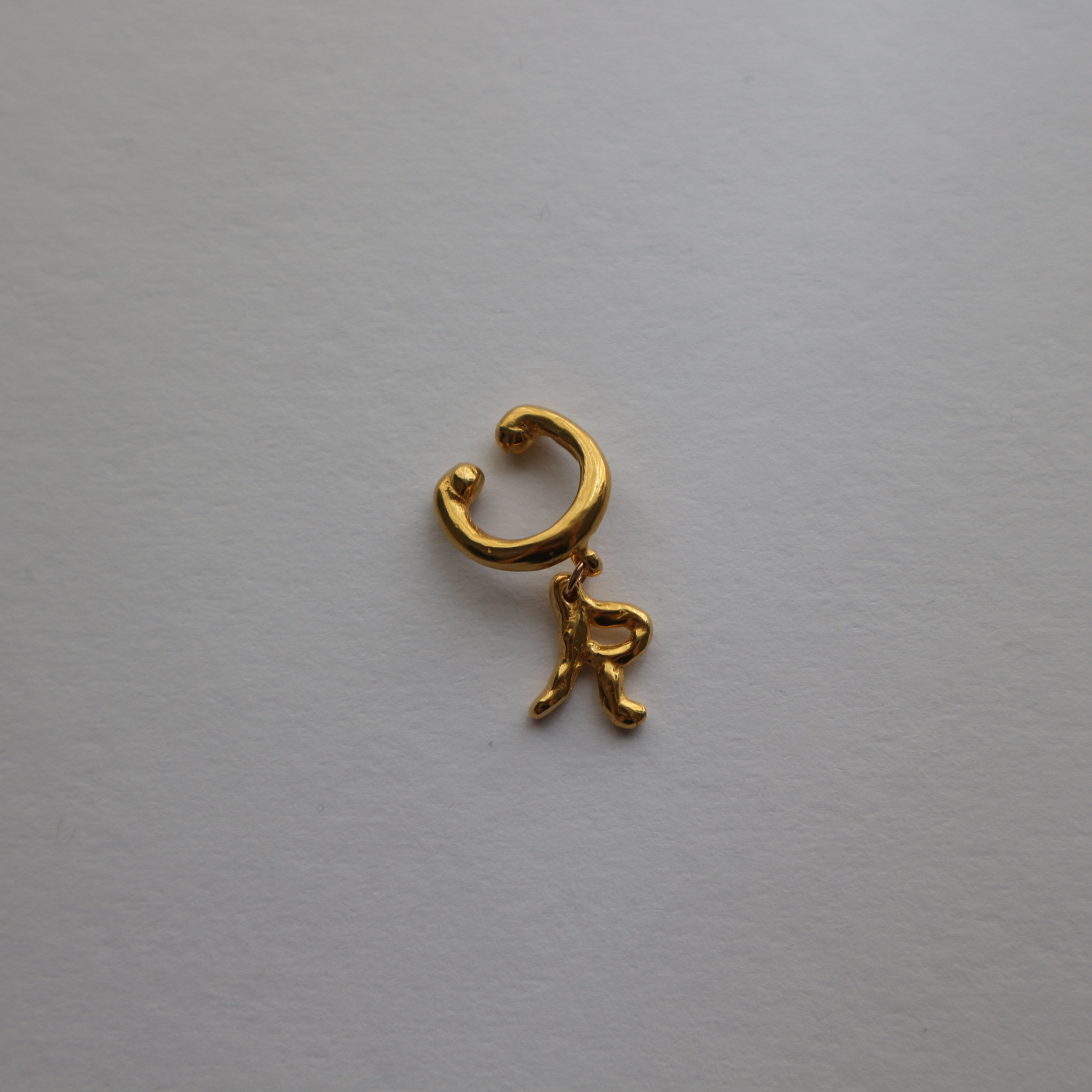 イニシャルのイヤーカフ（左耳用）