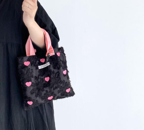 特集掲載】ハート刺繍のフラワーバッグ(黒×ピンク) ハンドバッグ