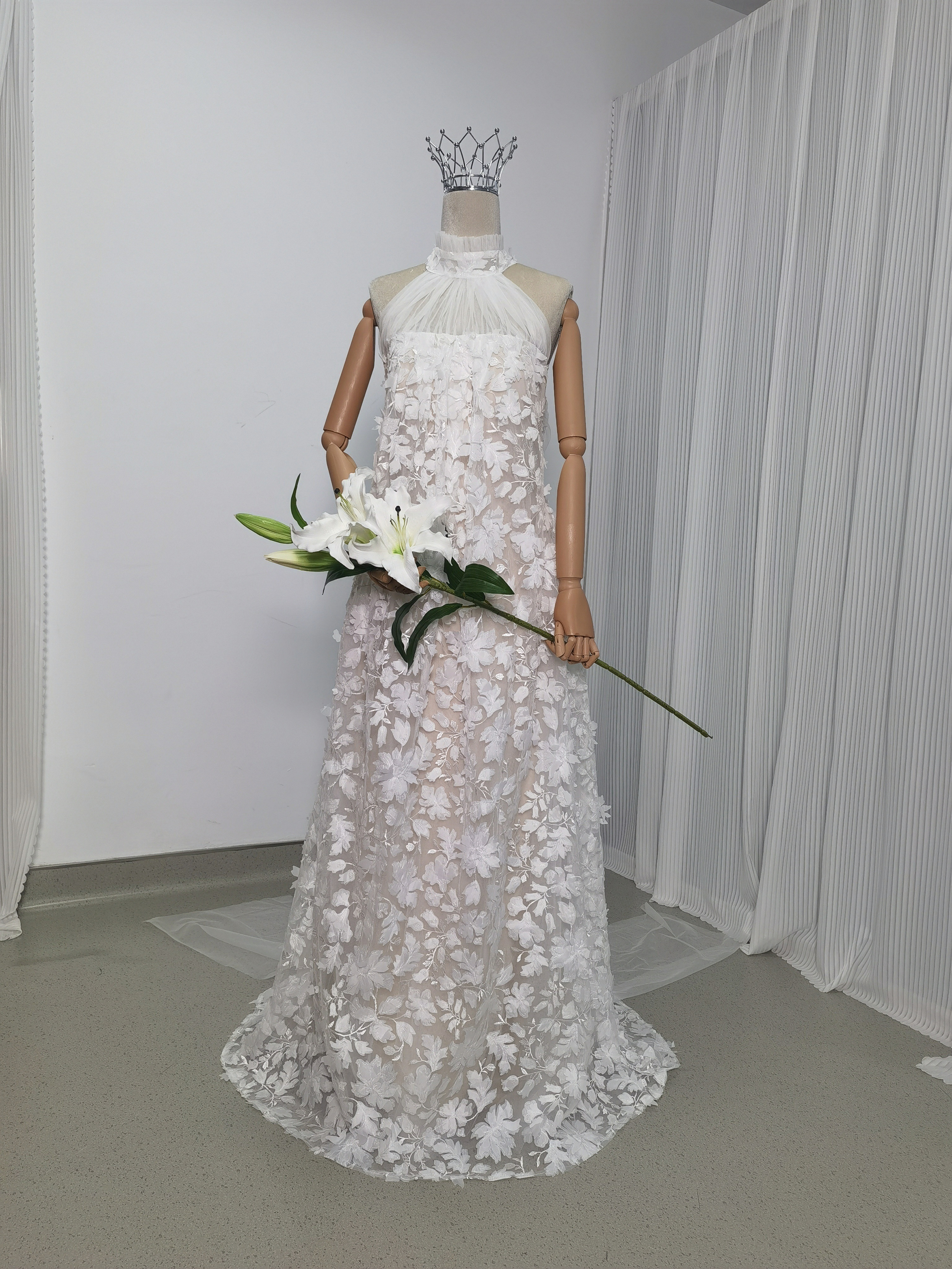 送料無料！ウェディングドレス ホルターネック 贅沢な総レース 3D立体