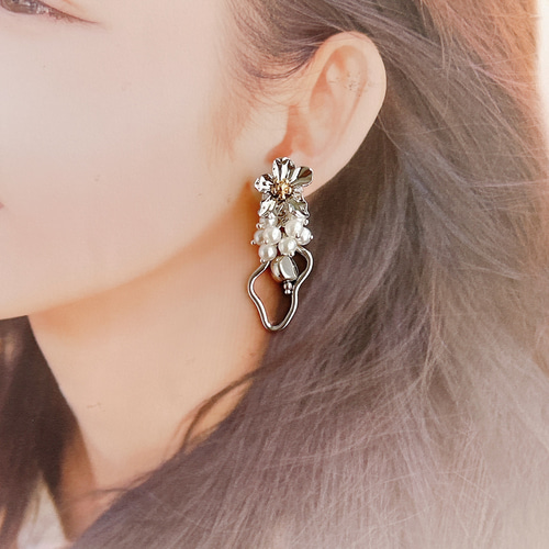 お花/ビーズ刺繍/パール/シルバー/ﾋﾞｰｽﾞﾋﾟｱｽ/大ぶり/個性的/ロング  