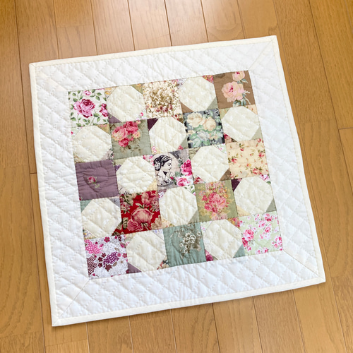 スノーボールのパッチワークタペストリー パッチワークキルト