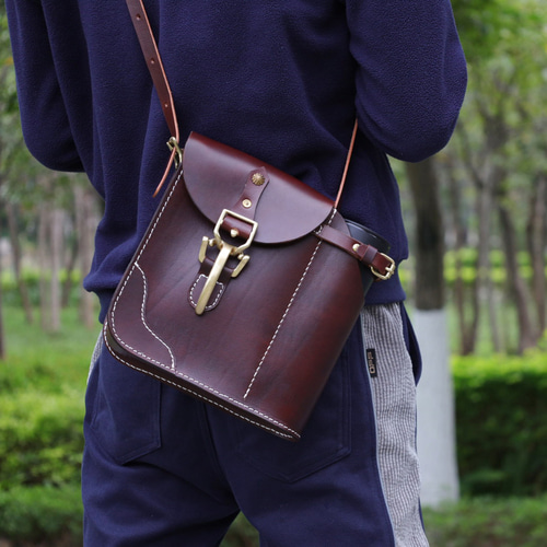 水筒の落ち着き先 】男女ともに使える 本革ショルダーバッグ 手染め