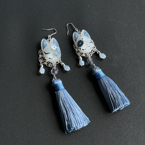 紺碧のタッセルと狐の耳飾り(ピアス・イヤリング) ピアス（フック
