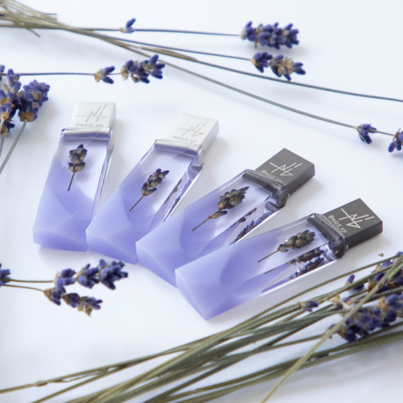 ラベンダーの透明USBメモリ【Violet-Dewdrop】(32,64GB) 北海道富良野産ラベンダーを使用 2枚目の画像