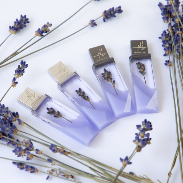 ラベンダーの透明USBメモリ【Violet-Dewdrop】(32,64GB) 北海道富良野産ラベンダーを使用 1枚目の画像