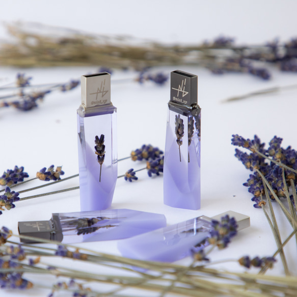 ラベンダーの透明USBメモリ【Violet-Dewdrop】(32,64GB) 北海道富良野産ラベンダーを使用 3枚目の画像