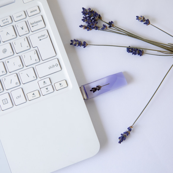 ラベンダーの透明USBメモリ【Violet-Dewdrop】(32,64GB) 北海道富良野産ラベンダーを使用 6枚目の画像