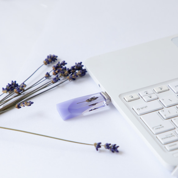 ラベンダーの透明USBメモリ【Violet-Dewdrop】(32,64GB) 北海道富良野産ラベンダーを使用 7枚目の画像