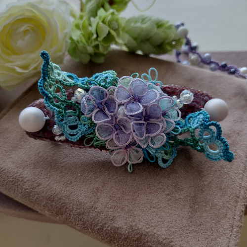 紫陽花のバレッタ（オートクチュールビーズ刺繍、kukutailリボン