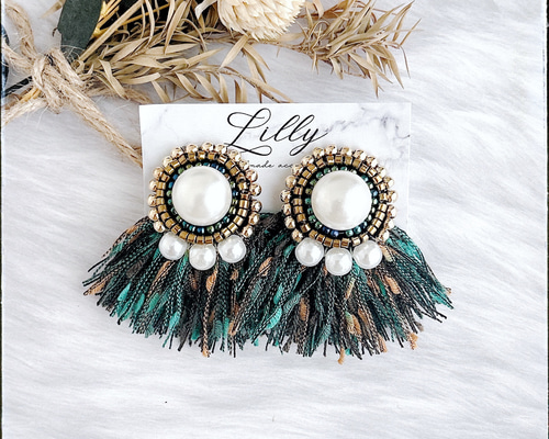 グリーンビーズとグルグルゴールドの大ぶりピアス （バロック真珠の  