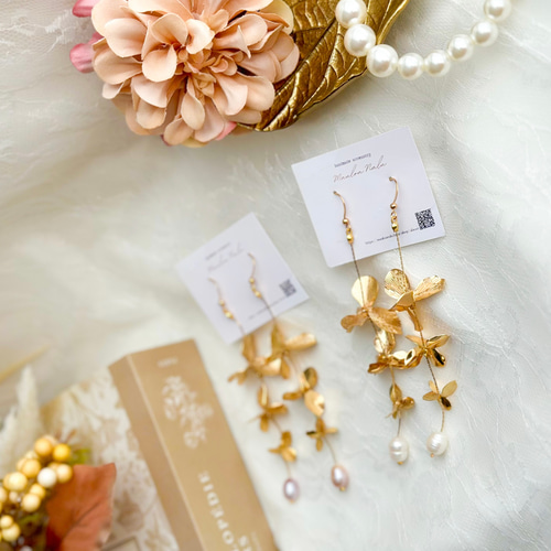 3連のゴールドフラワーとピンク色の淡水パールが揺れるピアス