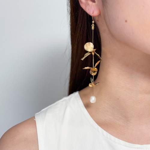 3連のゴールドフラワーとピンク色の淡水パールが揺れるピアス