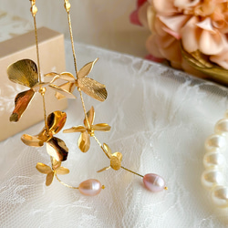 3連のゴールドフラワーとピンク色の淡水パールが揺れるピアス