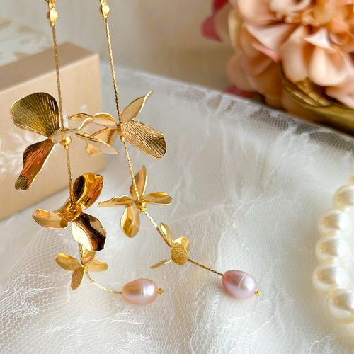 3連のゴールドフラワーとピンク色の淡水パールが揺れるピアス