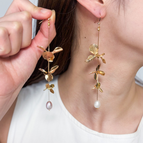 3連のゴールドフラワーとピンク色の淡水パールが揺れるピアス