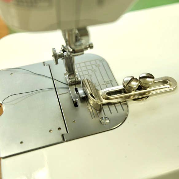 TS-200 (ミシン定規) ＋ ミシンネジ(止めネジ)２個　職業用・工業用ネジ穴があるなら対応 2枚目の画像