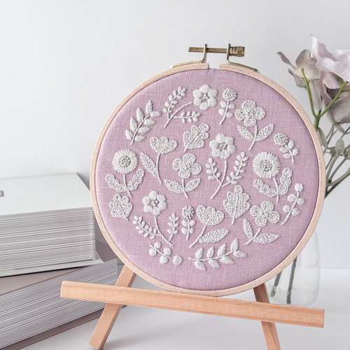 そよ風 花柄ファブリックパネル アッシュロゼ（単色版） 直径16cm